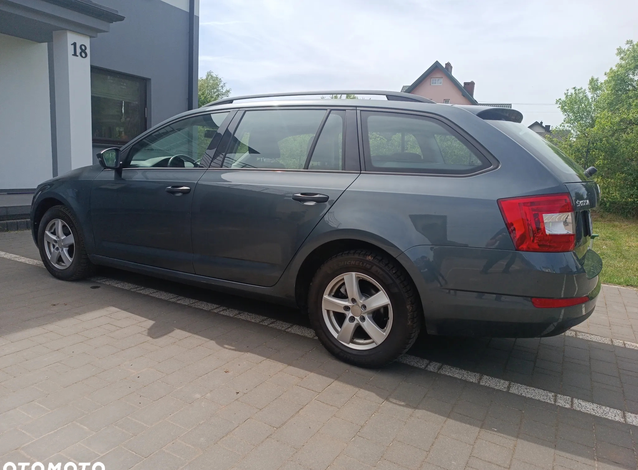 Skoda Octavia cena 33700 przebieg: 235000, rok produkcji 2015 z Starachowice małe 742